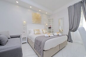 Roman Holiday Charming