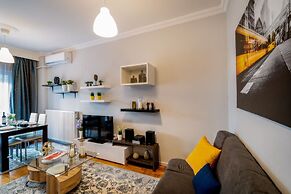 Corona Deluxe Apt Must