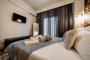 Corona Deluxe Apt Must