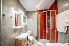 Corona Deluxe Apt Must