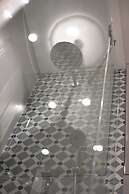 Comely Luxury Apt Must