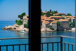 Hotel California by Aycon