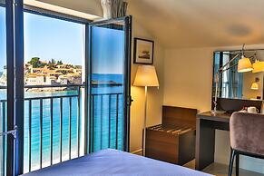 Hotel California by Aycon