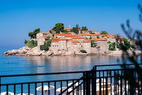 Hotel California by Aycon