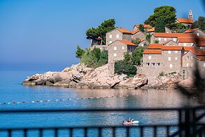 Hotel California by Aycon