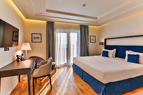 Hotel California by Aycon