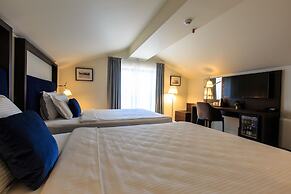 Hotel California by Aycon