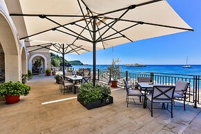 Hotel California by Aycon