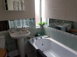 Lingdale 4 Bedroom House & Trundlebed Option