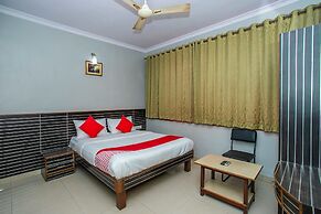 OYO Flagship 18338 White Fort