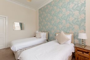 Silver Lining Lochrin Terrace Apartment