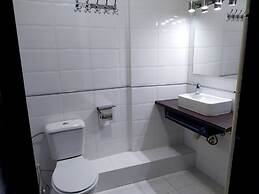 Flats Friends Plaza de la Reina