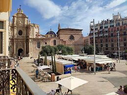 Flats Friends Plaza de la Reina