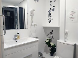 Flats Friends Plaza de la Reina