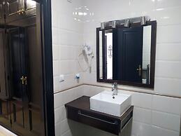 Flats Friends Plaza de la Reina