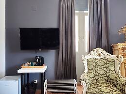 Flats Friends Plaza de la Reina