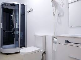 Flats Friends Plaza de la Reina