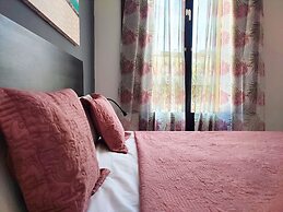 Flats Friends Plaza de la Reina