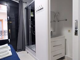 Flats Friends Plaza de la Reina