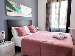 Flats Friends Plaza de la Reina