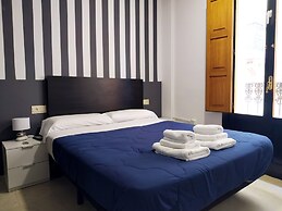 Flats Friends Plaza de la Reina