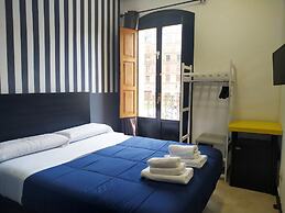 Flats Friends Plaza de la Reina