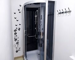 Flats Friends Plaza de la Reina