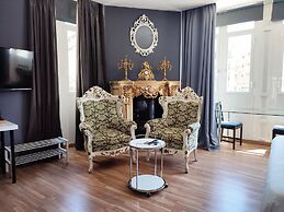 Flats Friends Plaza de la Reina