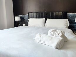 Flats Friends Plaza de la Reina