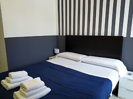 Flats Friends Plaza de la Reina