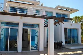 Villa Blue Horizon by Amy Villas