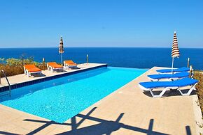 Villa Blue Horizon by Amy Villas