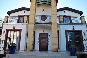 Villa Brooklands by Amy Villas