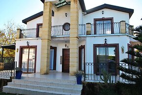 Villa Brooklands by Amy Villas