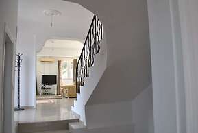 Villa Bueno by Amy Villas