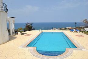 Villa Bueno by Amy Villas