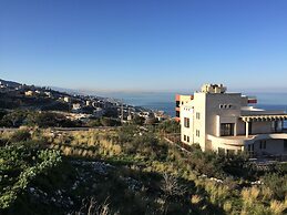 Quiet Comfy and Epic Seaview