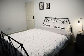 Qing Apartment Family Theatre