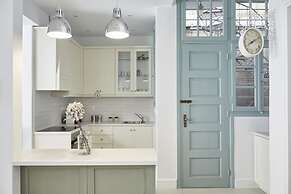 Luxury n Chic Athens Museum Apt