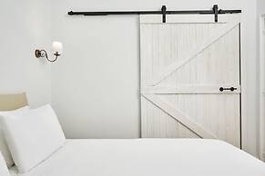 Luxury n Chic Athens Museum Apt