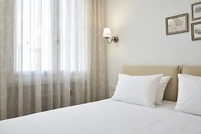 Luxury n Chic Athens Museum Apt