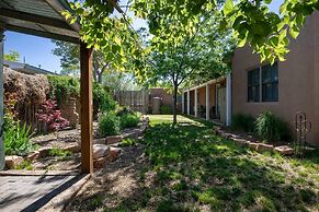 Casa Lola - Gorgeous Light-filled Home, Walk to The Plaza and The Rail