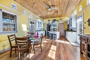 Casa Lola - Gorgeous Light-filled Home, Walk to The Plaza and The Rail