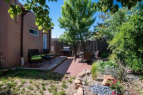 Casa Lola - Gorgeous Light-filled Home, Walk to The Plaza and The Rail