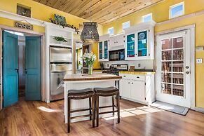 Casa Lola - Gorgeous Light-filled Home, Walk to The Plaza and The Rail