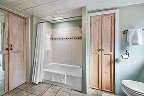 Casa Lola - Gorgeous Light-filled Home, Walk to The Plaza and The Rail