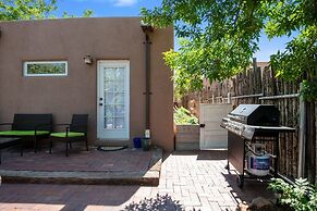 Casa Lola - Gorgeous Light-filled Home, Walk to The Plaza and The Rail