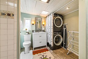 Casa Lola - Gorgeous Light-filled Home, Walk to The Plaza and The Rail