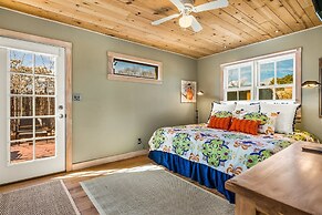 Casa Lola - Gorgeous Light-filled Home, Walk to The Plaza and The Rail