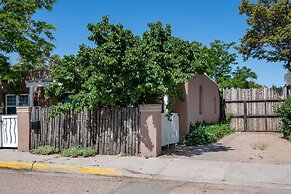 Casa Lola - Gorgeous Light-filled Home, Walk to The Plaza and The Rail
